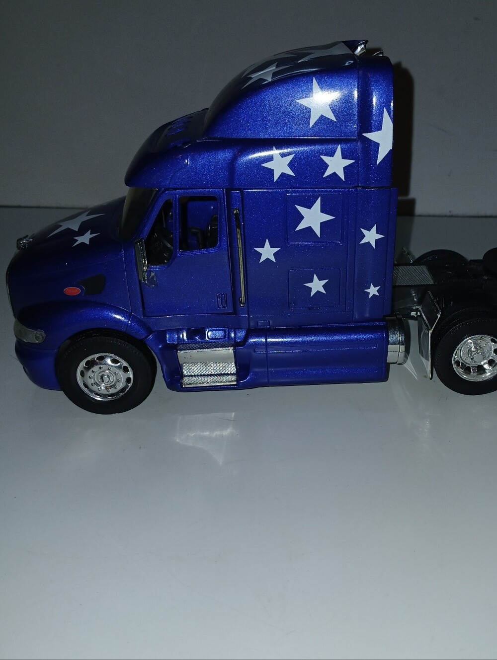 1/32 scale New-Ray Peterbilt 387 "Stars & Stripes" patriotic die-cast semi-truck